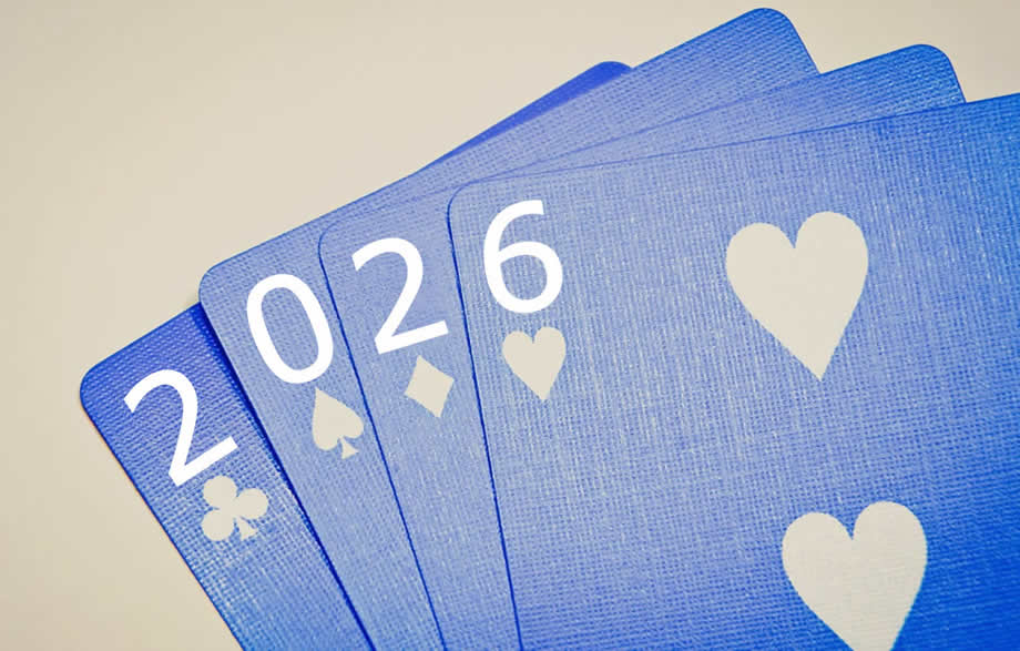 imagen con naipes para póker, picas, palos, monedas con texto 2026
