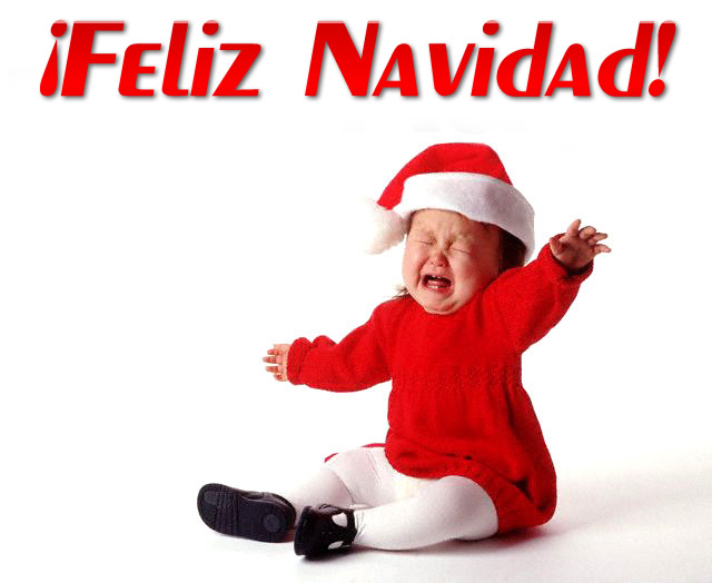 Una niña llorando desesperadamente con el vestido de Papá Noel. Con el texto: Feliz Navidad