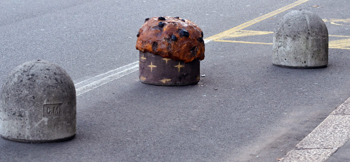 Un espejismo en Navidad, un pan dulce en la calle. El pan dulce es el más clásico de los postres relacionados con las vacaciones de Navidad.