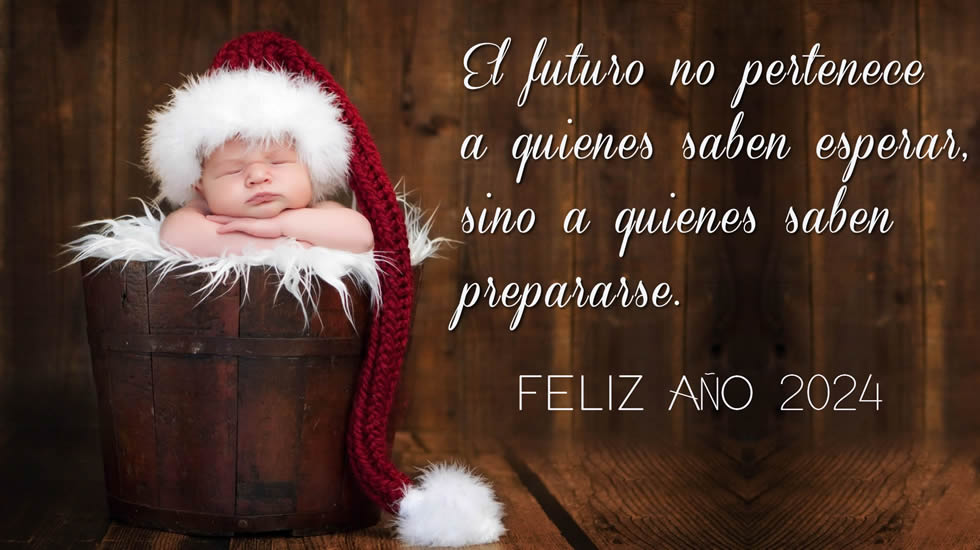 Imagen con un niño maravilloso vestido como Santa Claus posando en un barril con un mensaje de buenos deseos: El futuro no pertenecea quienes saben esperar, sino a quienes saben prepararse.